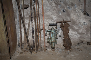 Werkzeuge im verlassenen Eisenerzbergwerk "Gonzen", Sargans, Schweiz