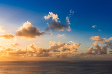 Naklejka premium 青空と茜雲