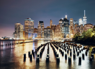 Panele Szklane  Panorama Manhattanu widziana z Brooklynu nocą, kolorowy obraz, Nowy Jork, USA.