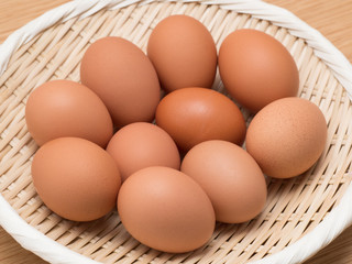 ザルに入れた卵