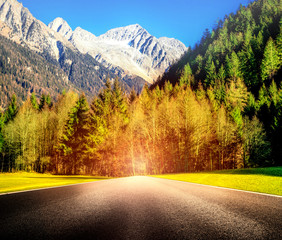 strada di montagna con bagliore accecante