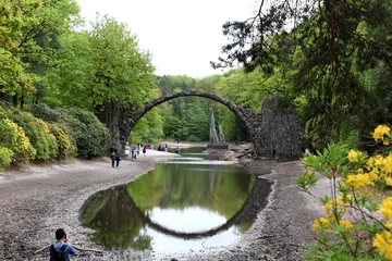 Photo sur Plexiglas Le Rakotzbrücke Kromlau bei Weißwasser, Rakotzsee mit Brücke
