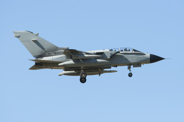 Avión de combate Panavia Tornado aterrizando