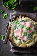 Hot pasta with spinach, ham and bechamel sauce
