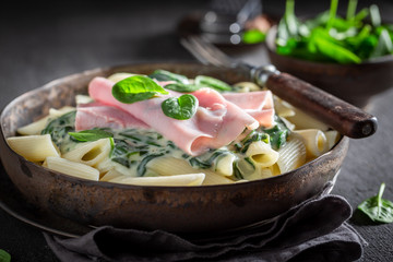 Hot penne with spinach, ham and bechamel sauce