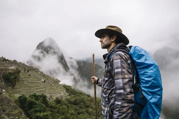Photo sur Plexiglas Machu Picchu Hiker in Machu Picchu, Peru