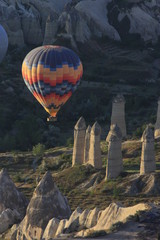 Fototapeta na wymiar Volando en globo sobre Goreme, Capadocia