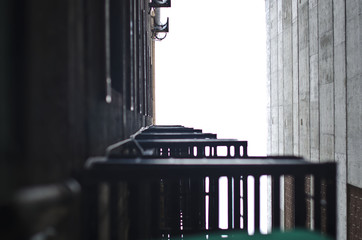 Obraz premium Looking up the fire escape of the buildings in downtown salt lake city