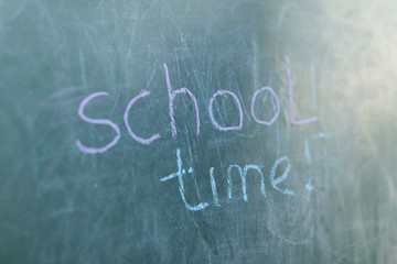 Obraz premium Chalkboard with wooden frame and the text school time