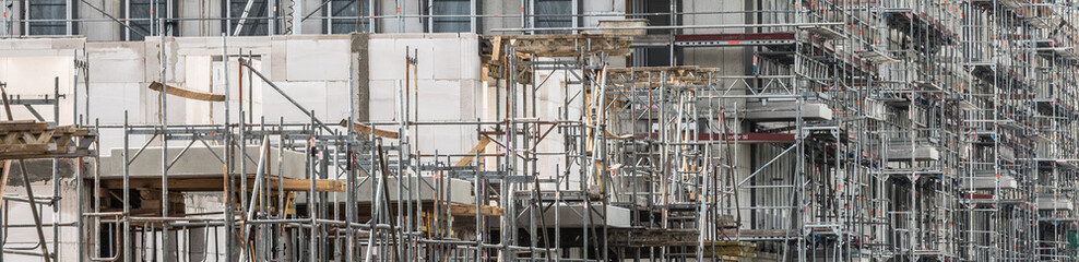 Neubau mit Baugerüst
