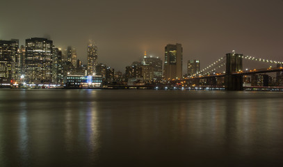 Fototapeta na wymiar New York, ponte di Brooklyn di sera