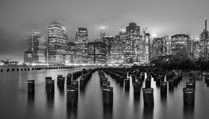 Fototapeta na wymiar New York, skyline Manhattan di sera, in biaco e nero