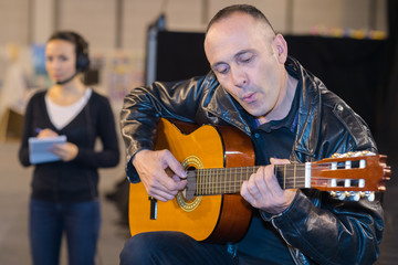 Obraz premium man playing on acoustic guitar