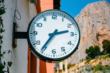 Fototapeta na wymiar classic clock hanging on the wall at the railway station