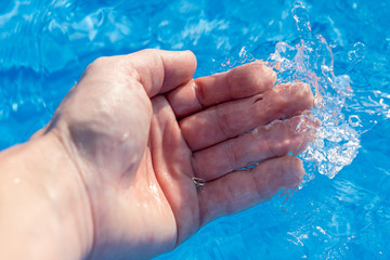 hand im Wasser 