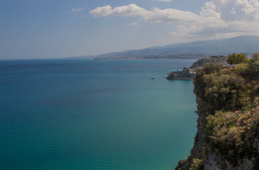 Obraz premium Paesaggio mare. Scogliera con vista sulla costa. soverato, Calabria italia