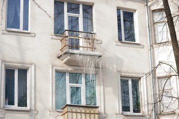 Fototapeta na wymiar Icicles on the facade of the building