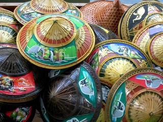 Sombreros asiáticos pintados con motivos de elefantes © Sergio