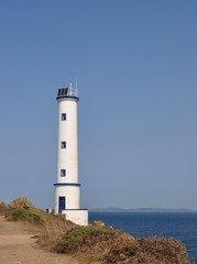 Fototapeta na wymiar Faro blanco en la Costa de la Vela, en Cabo Home