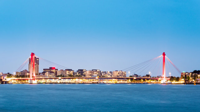 Willemsbrug, Nieuwe Maas und Stadt Rotterdam, blaue Stunde, Niederlande, Europa