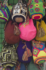 Bolsos de colores colgados