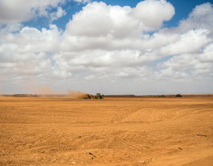 Obraz premium tractor plowing the land
