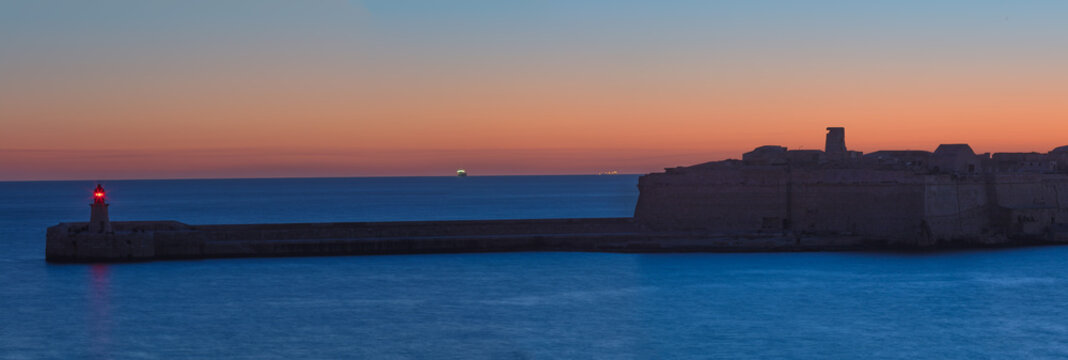 Malta, Valletta, Forti Rikażoli, Kalkara Panorama Sea - Mittelmeer Ricasoli sunrise sundown mood moody sky fort fortress grand harbor sea early morning morninglight purple sky