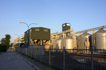 Fototapeta na wymiar storage tanks for grain in industrial sizes
