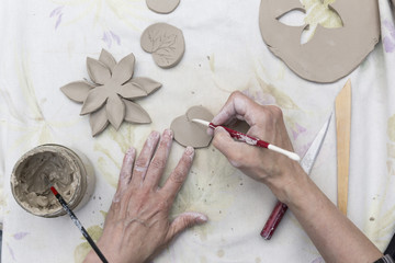 seramik at&ouml;lyesinde seramik &ccedil;amurundan biblo yapımı