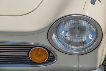 自動車のヘッドライト　Headlight of the old car