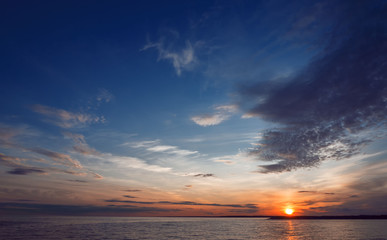 Obraz premium Beautiful sunset over the water.