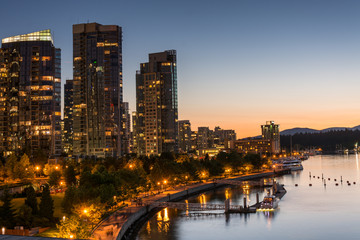 Fototapeta premium Skyline portu węglowego o zachodzie słońca w Vancouver w Kolumbii Brytyjskiej