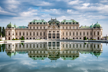 Fototapeta na wymiar Wien Schloss Belvedere Teich mit Spiegelung