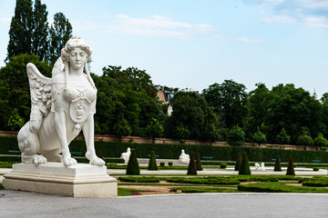 Fototapeta premium Wien Schloss Belevedere Park mit Skulpturen