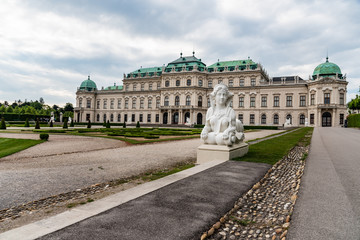 Fototapeta na wymiar Wien Schloss Belevedere Park mit Skulpturen