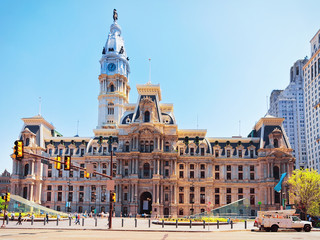 Obraz premium Philadelphia City Hall and tourists on the Penn Square