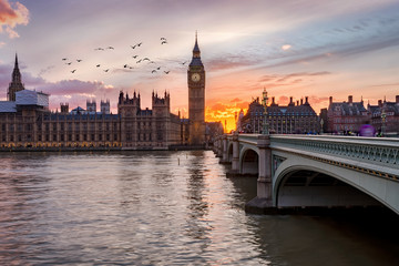 Obraz na płótnie Canvas Westminster an der Themse in London, Großbritannien, bei Sonnenuntergang