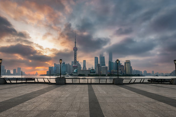 Die Skyline der Metropole Shanghai, China, bei Sonnenaufgang