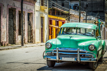 Amerikanischer grüner Chervrolet Oldtimer parkt in der Seiten Strasse in Santa Clara Kuba - Serie Kuba Reportage