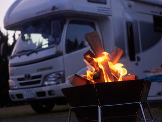 キャンピングカーと焚き火