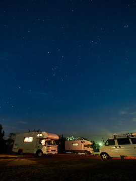冬の星空の下でオートキャンプをするイメージ