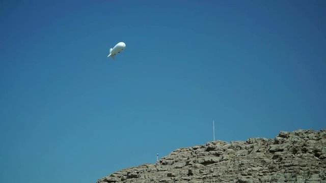 Aerostat in the sky observes the environment and makes meteorological observations.