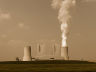 Braunkohlekraftwerk mit Kühltürmen und aufsteigendem Dampf, Sepia-Tonung