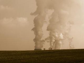 Fototapeta na wymiar Braunkohlekraftwerk mit Kühltürmen und aufsteigendem Dampf, Sepia-Tonung