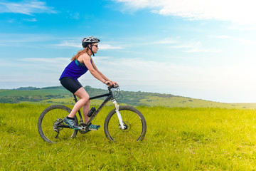 jeune femme athlétique en vtt