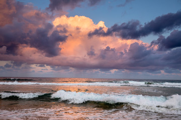 Dramatischer Sturmhimmel über dem Indischen Ozean von den Stränden Mosambiks © Radek
