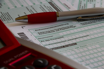 Einkommensteuererklärung ausfüllen mit Kugelschreiber, Taschenrechner und Papier Einkommensteuer...