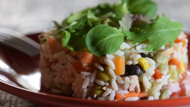 Riisisalaattia Insalata di riso Rice salad Ensalada de arroz freddo Salade de riz &sigma;&alpha;&lambda;ά&tau;&alpha; &rho;ύ&zeta;&iota; video sałatka ryżowa 