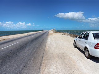 Fototapeta na wymiar Damm nach Cayo Coco auf Kuba, Karibik