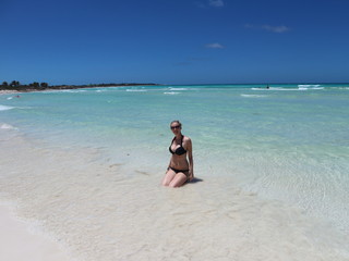 Frau am Strand in der Karibik, Kuba